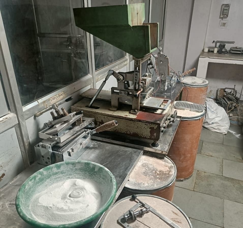 Điều tra suốt 2 tháng, triệt phá đường dây sản xuất thuốc giả, thu giữ gần 200 kg thuốc nhái Panadol, Johnson & Johnson, GSK…- Ảnh 2. Điều tra suốt 2 tháng, triệt phá đường dây sản xuất thuốc giả, thu giữ gần 200 kg thuốc nhái Panadol, Johnson & Johnson, GSK…- Ảnh 2.