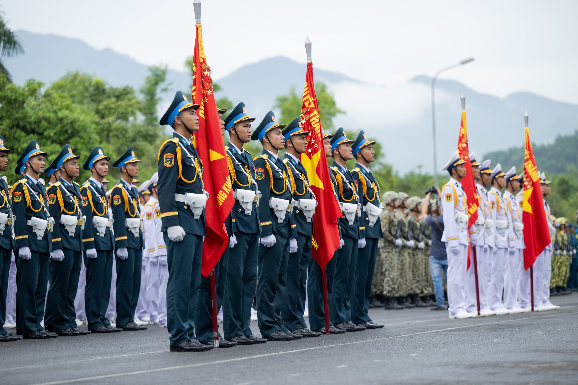Người dân Hà Nội đứng kín thao trường, cổ vũ những bước chân hào hùng của các chiến sĩ đang chuẩn bị nhiệm vụ A80- Ảnh 2.