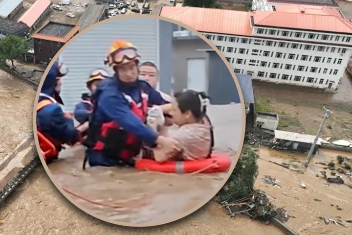 Cùng mắc kẹt trong nước lũ, cảnh chồng đề nghị cứu vợ mình trước gây xúc động- Ảnh 1.