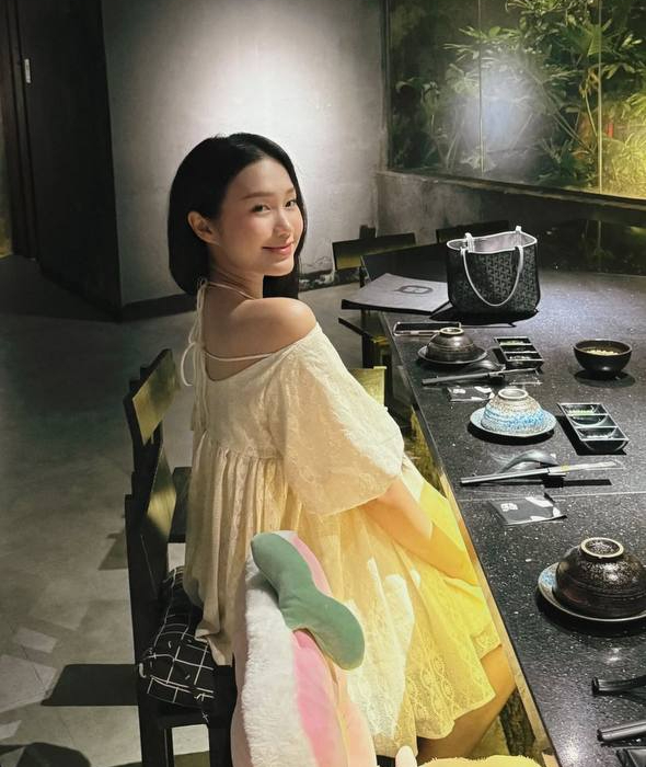 Mẹ vợ hot nhất làng bóng đá khoe chân dài cực phẩm, nhìn sang Doãn Hải My: Sao y bản chính!- Ảnh 8.