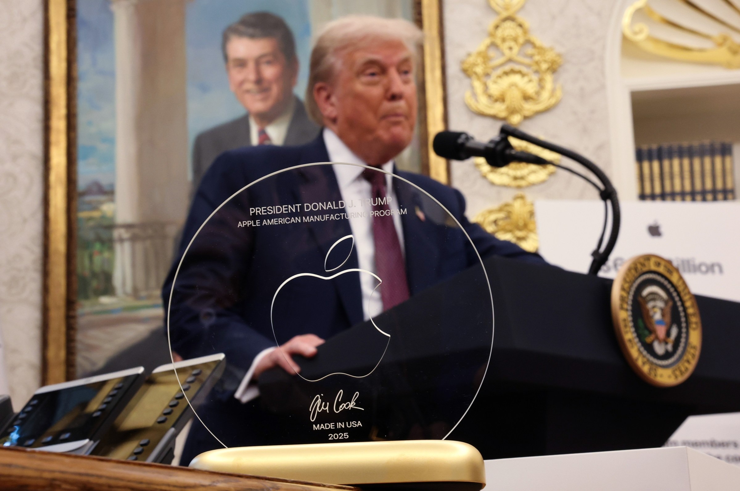Đem tặng ông Trump thứ gì mà CEO Tim Cook nhận lại phần quà siêu to khổng lồ: 'Apple sẽ được đối xử đặc biệt'- Ảnh 2.