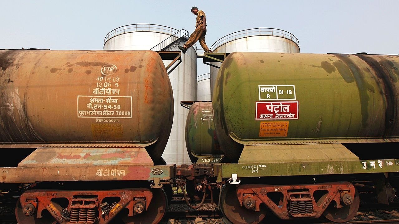 Quyết ‘dí’ Ấn Độ đến cùng vì mua dầu Nga: Quốc gia BRICS khác, vốn là đối trọng lớn nhất của Mỹ, được ông Trump “trao” món quà lớn- Ảnh 1.