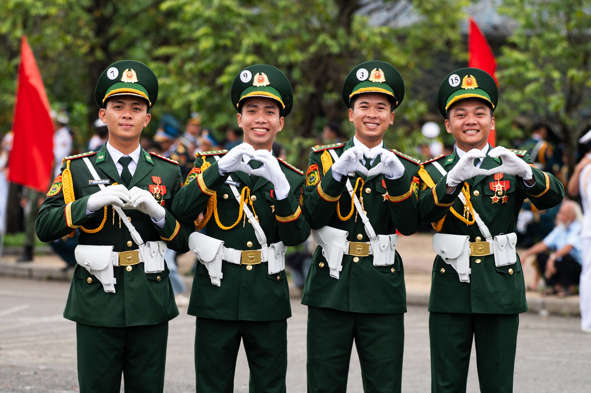 Người dân Hà Nội đứng kín thao trường, cổ vũ những bước chân hào hùng của các chiến sĩ đang chuẩn bị nhiệm vụ A80- Ảnh 43.