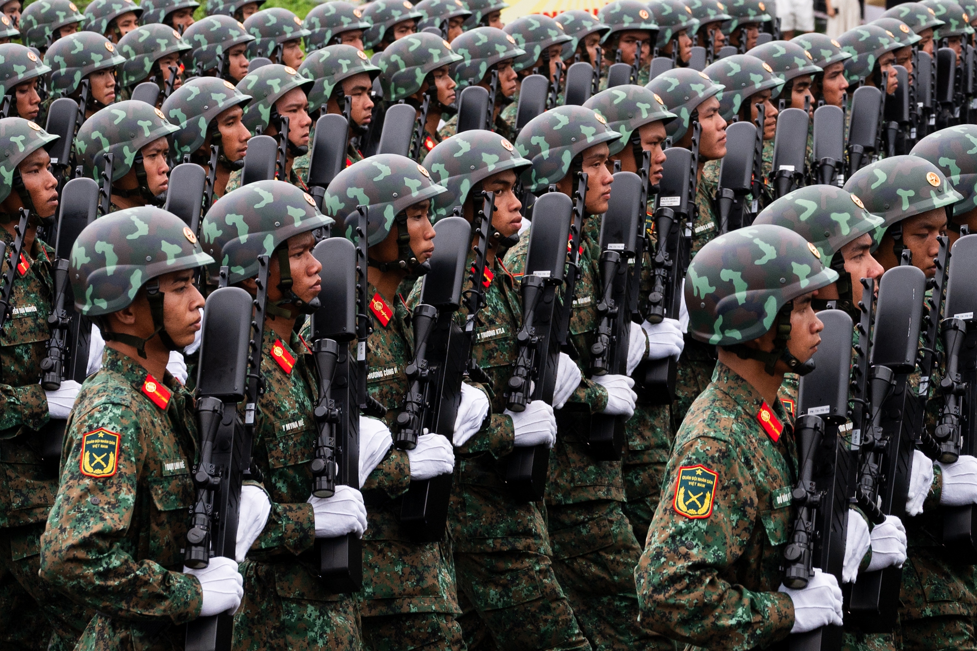 Người dân Hà Nội đứng kín thao trường, cổ vũ những bước chân hào hùng của các chiến sĩ đang chuẩn bị nhiệm vụ A80- Ảnh 24.