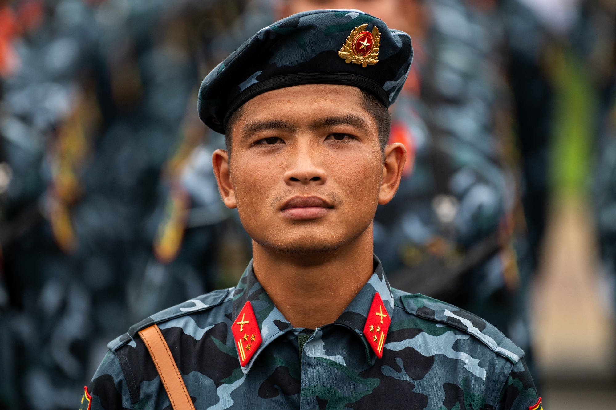 Người dân Hà Nội đứng kín thao trường, cổ vũ những bước chân hào hùng của các chiến sĩ đang chuẩn bị nhiệm vụ A80- Ảnh 26.