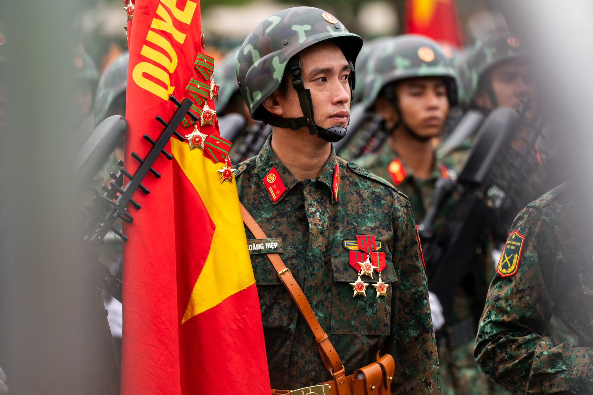 Người dân Hà Nội đứng kín thao trường, cổ vũ những bước chân hào hùng của các chiến sĩ đang chuẩn bị nhiệm vụ A80- Ảnh 20.