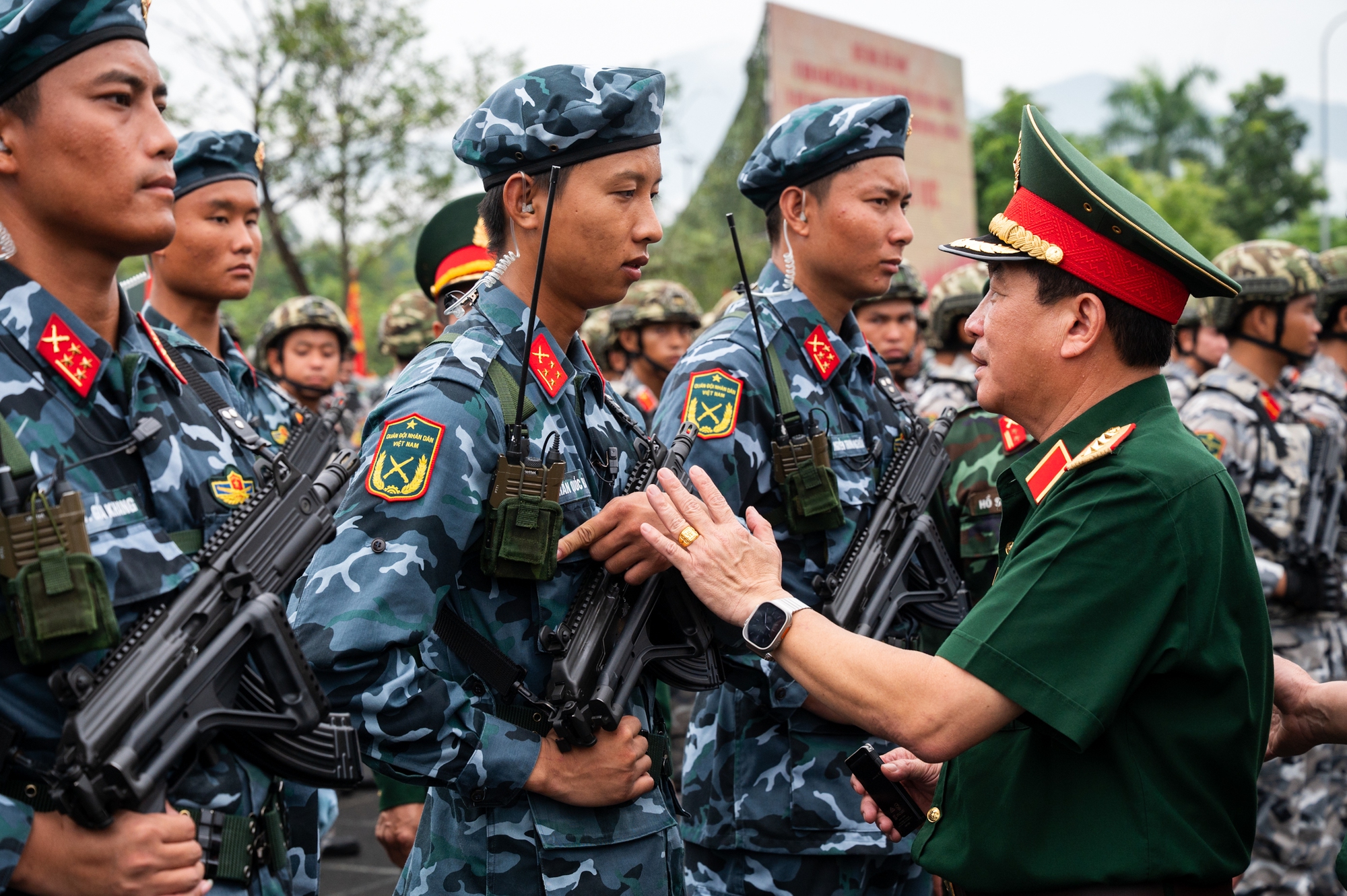 Người dân Hà Nội đứng kín thao trường, cổ vũ những bước chân hào hùng của các chiến sĩ đang chuẩn bị nhiệm vụ A80- Ảnh 5.