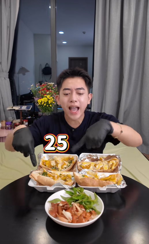 Cô bé 14 tuổi ở TPHCM gây sốt với món bánh mì gạch cua, chỉ mở bán đúng 2 tiếng là hết sạch 600 phần!- Ảnh 10. Cô bé 14 tuổi ở TPHCM gây sốt với món bánh mì gạch cua, chỉ mở bán đúng 2 tiếng là hết sạch 600 phần!- Ảnh 10.