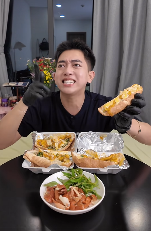 Cô bé 14 tuổi ở TPHCM gây sốt với món bánh mì gạch cua, chỉ mở bán đúng 2 tiếng là hết sạch 600 phần!- Ảnh 11. Cô bé 14 tuổi ở TPHCM gây sốt với món bánh mì gạch cua, chỉ mở bán đúng 2 tiếng là hết sạch 600 phần!- Ảnh 11.