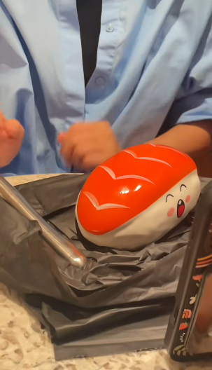 Ca sĩ Vbiz phải bới thùng rác tìm vàng, nhìn sang con heo tiết kiệm mà choáng- Ảnh 5.