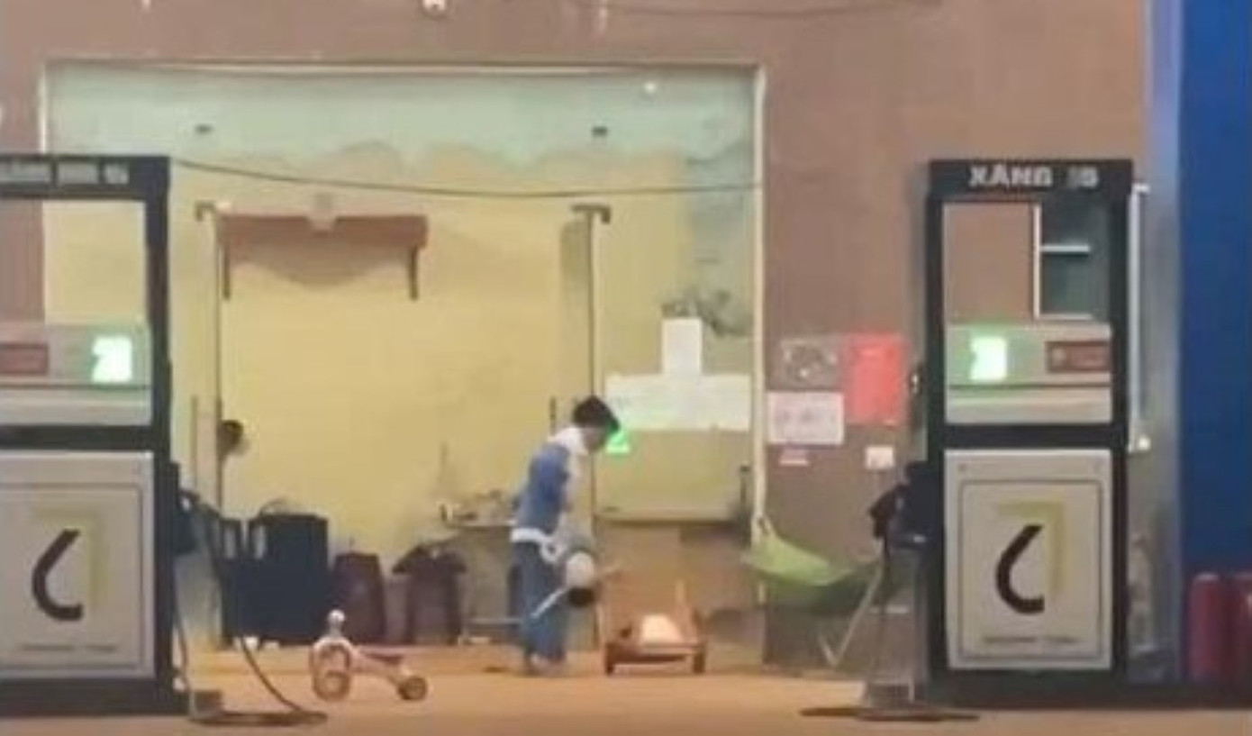 Tin mới vụ cháu bé 16 tháng tuổi bị bác dâu túm chân nhấc bổng, ném xuống nền bê tông- Ảnh 1.