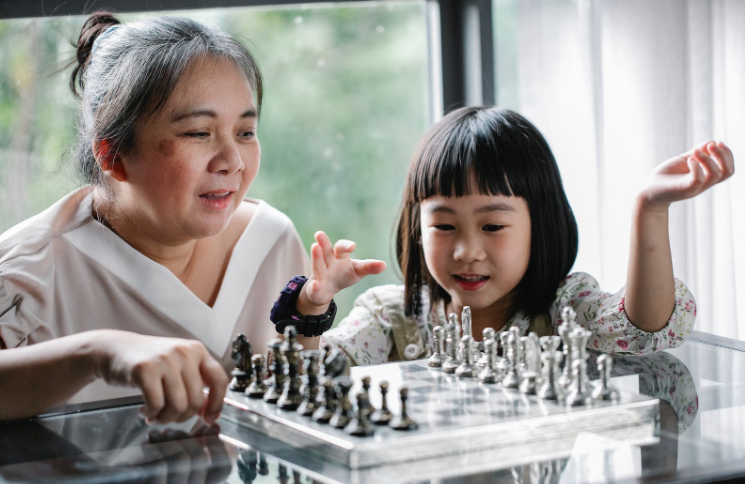 Sau 8 năm làm bảo mẫu cho nhà đại gia với mức lương 29 triệu đồng/tháng, tôi nghỉ việc thì được chủ tặng 1 chiếc hộp gỗ: Thứ bên trong khiến tôi sững sờ- Ảnh 1.