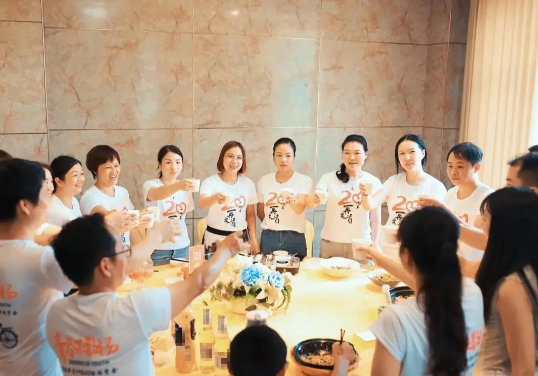 Đi họp lớp, tôi để chiếc BMW ở nhà, chọn đi xe bus: Về đến nhà, nhận được tin nhắn cả đời không thể quên- Ảnh 1. Đi họp lớp, tôi để chiếc BMW ở nhà, chọn đi xe bus: Về đến nhà, nhận được tin nhắn cả đời không thể quên- Ảnh 1.