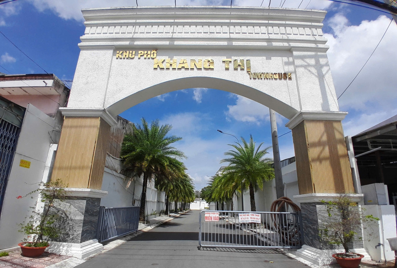 Cận cảnh 42 căn nhà liền kề xây không phép, chủ đầu tư 'biến mất'- Ảnh 1. Cận cảnh 42 căn nhà liền kề xây không phép, chủ đầu tư 'biến mất'- Ảnh 1.