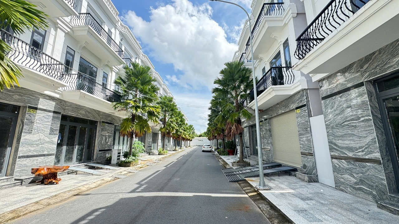 Cận cảnh 42 căn nhà liền kề xây không phép, chủ đầu tư 'biến mất'- Ảnh 2. Cận cảnh 42 căn nhà liền kề xây không phép, chủ đầu tư 'biến mất'- Ảnh 2.