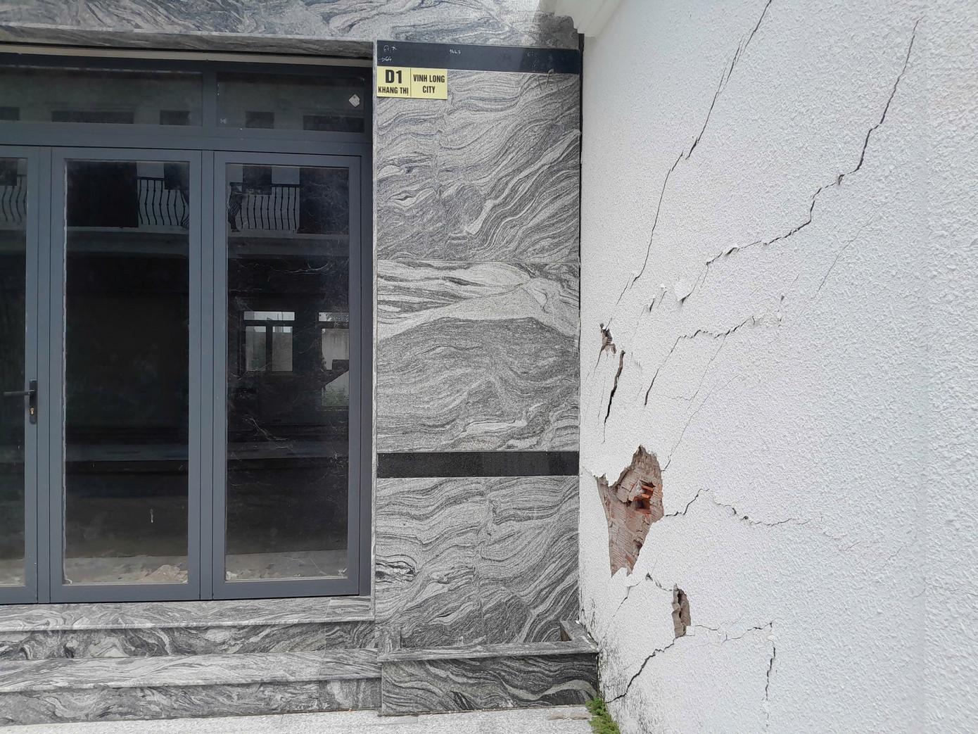 Cận cảnh 42 căn nhà liền kề xây không phép, chủ đầu tư 'biến mất'- Ảnh 9. Cận cảnh 42 căn nhà liền kề xây không phép, chủ đầu tư 'biến mất'- Ảnh 9.
