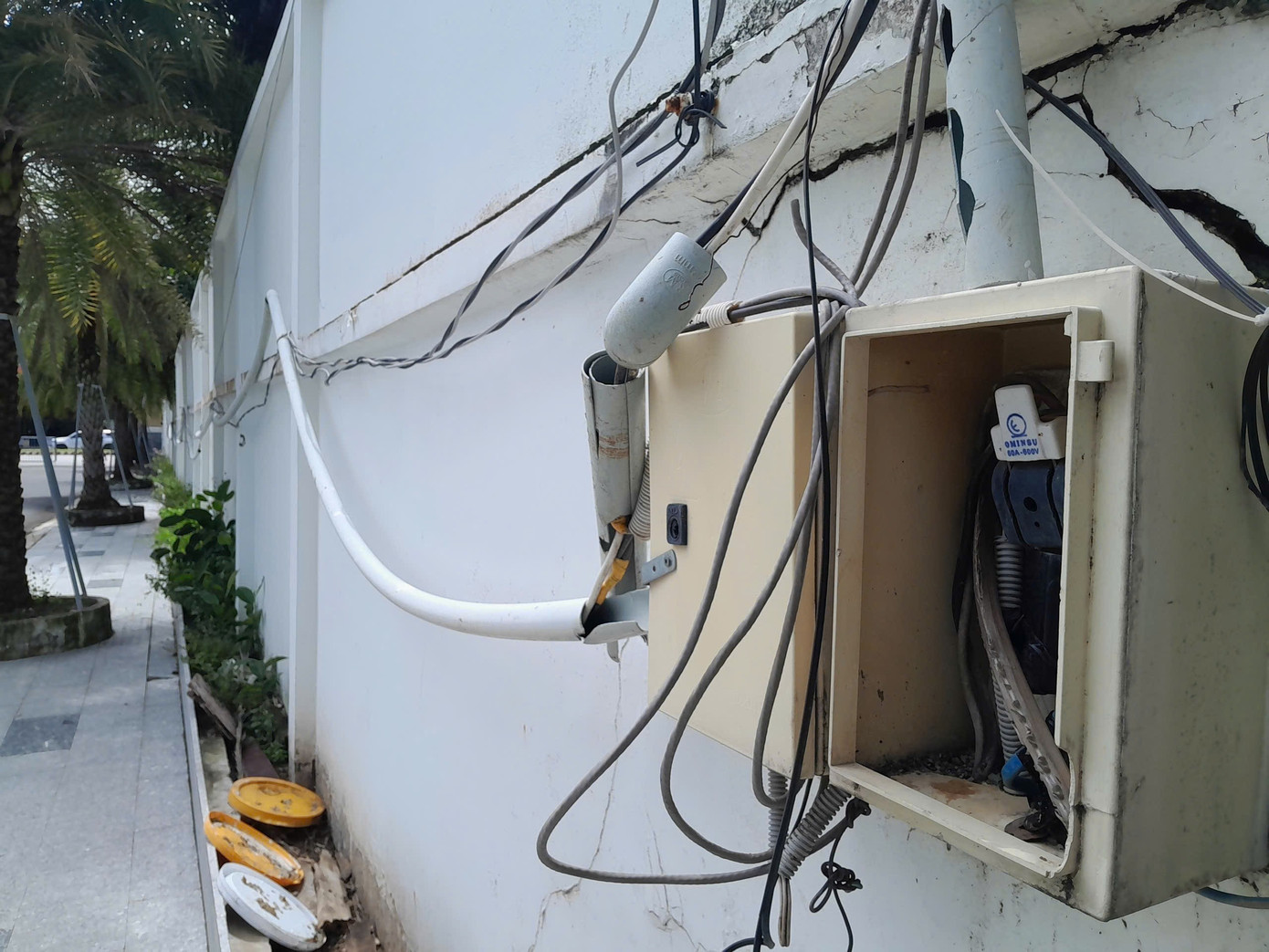 Cận cảnh 42 căn nhà liền kề xây không phép, chủ đầu tư 'biến mất'- Ảnh 8. Cận cảnh 42 căn nhà liền kề xây không phép, chủ đầu tư 'biến mất'- Ảnh 8.