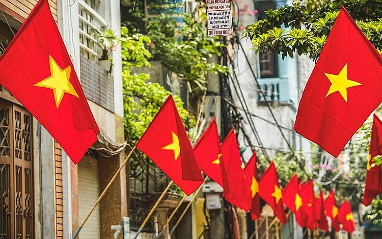 Người lao động đi làm vào ngày lễ Quốc khánh 02/9/2025 được hưởng lương như thế nào, có cần đóng thuế thu nhập cá nhân?- Ảnh 1.