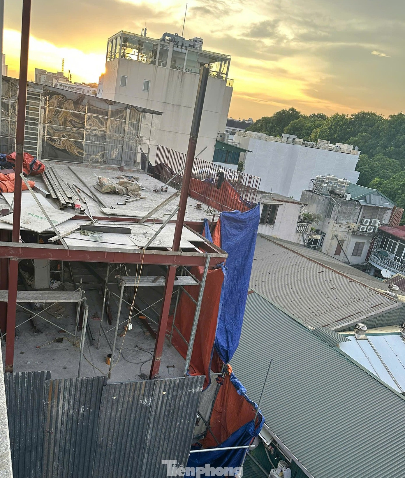 Công trình chồng tầng trái phép sát hồ Gươm bị phạt hơn 100 triệu đồng, không tự tháo dỡ sẽ cưỡng chế- Ảnh 1. Công trình chồng tầng trái phép sát hồ Gươm bị phạt hơn 100 triệu đồng, không tự tháo dỡ sẽ cưỡng chế- Ảnh 1.