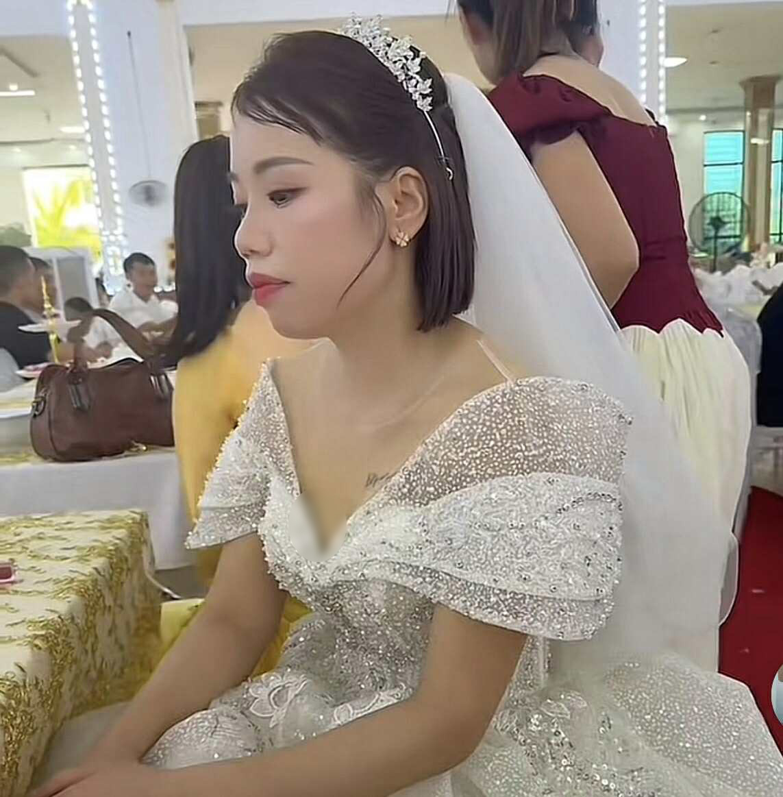 Cô dâu ngồi thất thần trong đám cưới vắng chú rể, câu chuyện phía sau khiến nhiều người thương cảm- Ảnh 1.