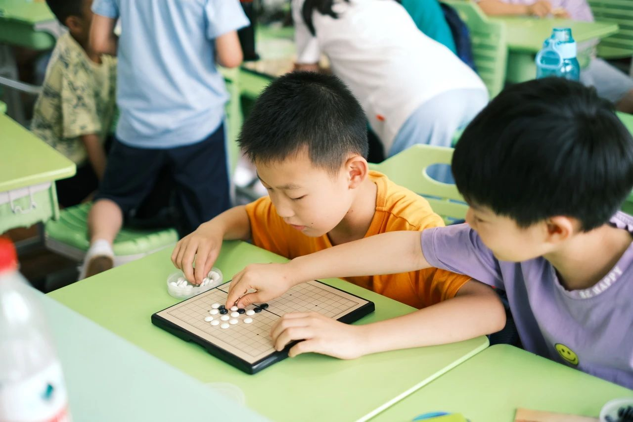 Mẹ bận đi làm, check camera lớp mẫu giáo con học rồi bật khóc khi chứng kiến hành động của giáo viên- Ảnh 3.