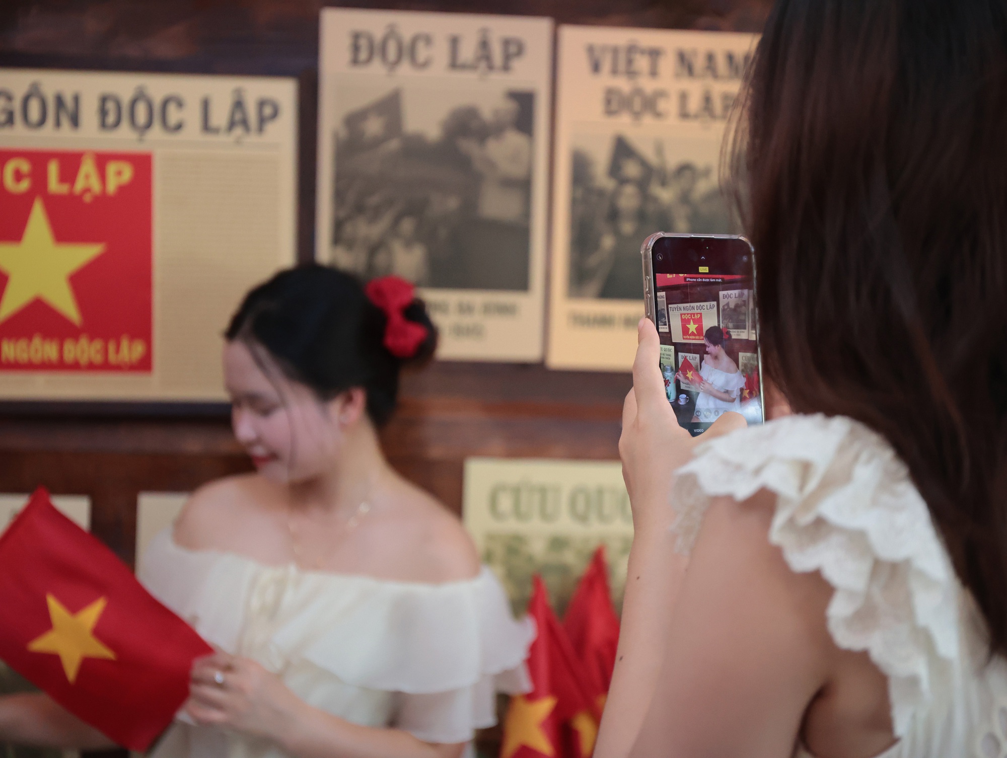 Hà Nội đang bước vào "mùa đẹp nhất": Nhiều quán cà phê rực sắc đỏ tự hào, ai ai cũng háo hức chụp ảnh kỷ niệm trước thềm 2/9- Ảnh 7.