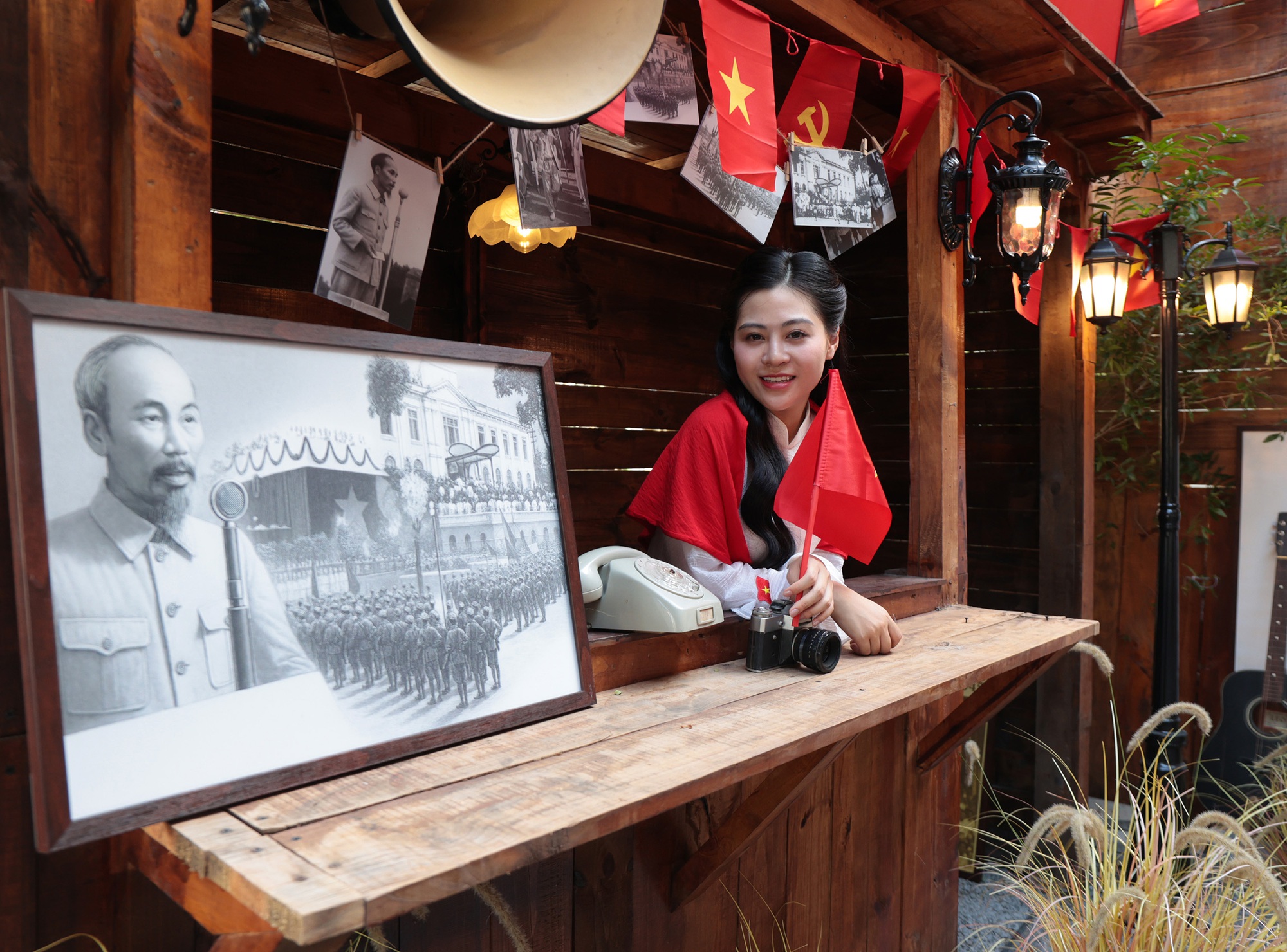 Hà Nội đang bước vào "mùa đẹp nhất": Nhiều quán cà phê rực sắc đỏ tự hào, ai ai cũng háo hức chụp ảnh kỷ niệm trước thềm 2/9- Ảnh 5.