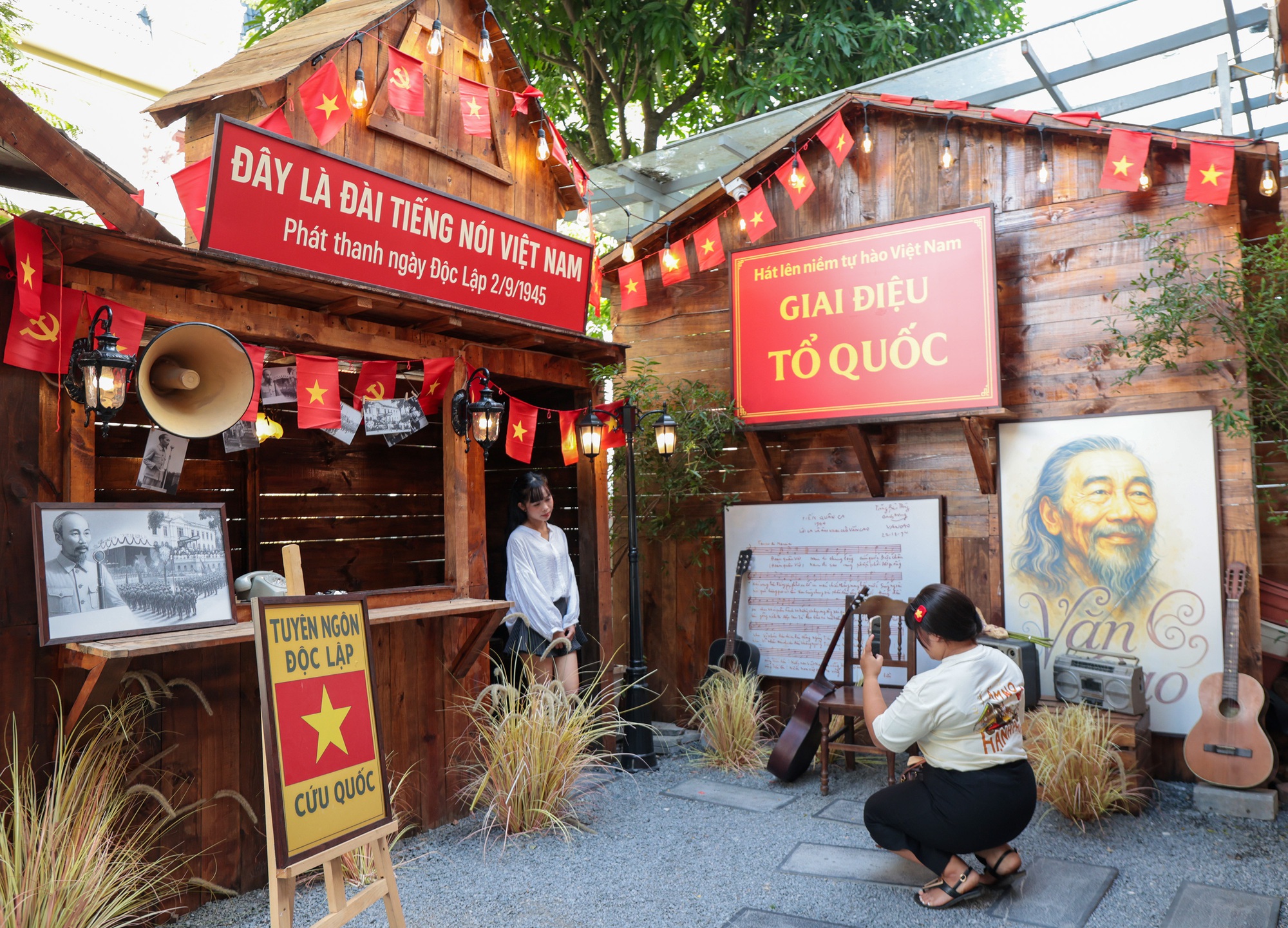 Hà Nội đang bước vào "mùa đẹp nhất": Nhiều quán cà phê rực sắc đỏ tự hào, ai ai cũng háo hức chụp ảnh kỷ niệm trước thềm 2/9- Ảnh 3.