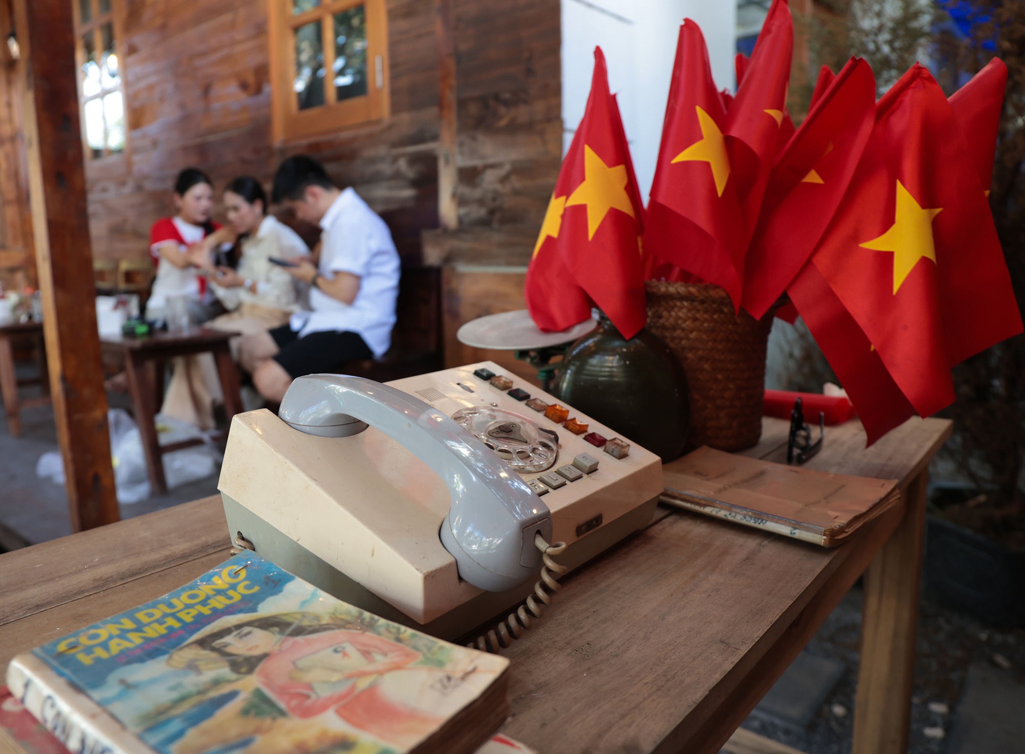 Hà Nội đang bước vào "mùa đẹp nhất": Nhiều quán cà phê rực sắc đỏ tự hào, ai ai cũng háo hức chụp ảnh kỷ niệm trước thềm 2/9- Ảnh 9.