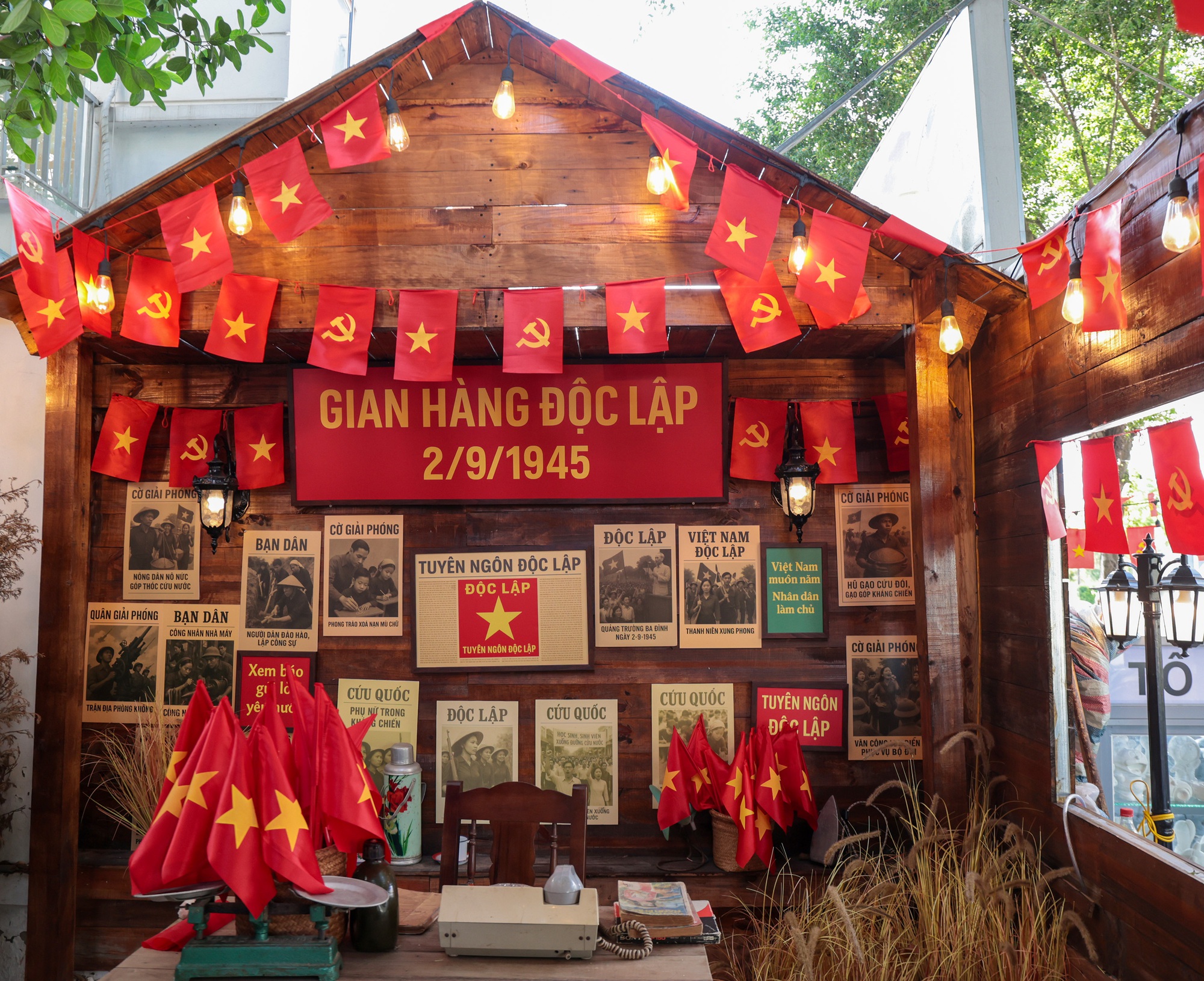 Hà Nội đang bước vào "mùa đẹp nhất": Nhiều quán cà phê rực sắc đỏ tự hào, ai ai cũng háo hức chụp ảnh kỷ niệm trước thềm 2/9- Ảnh 4.