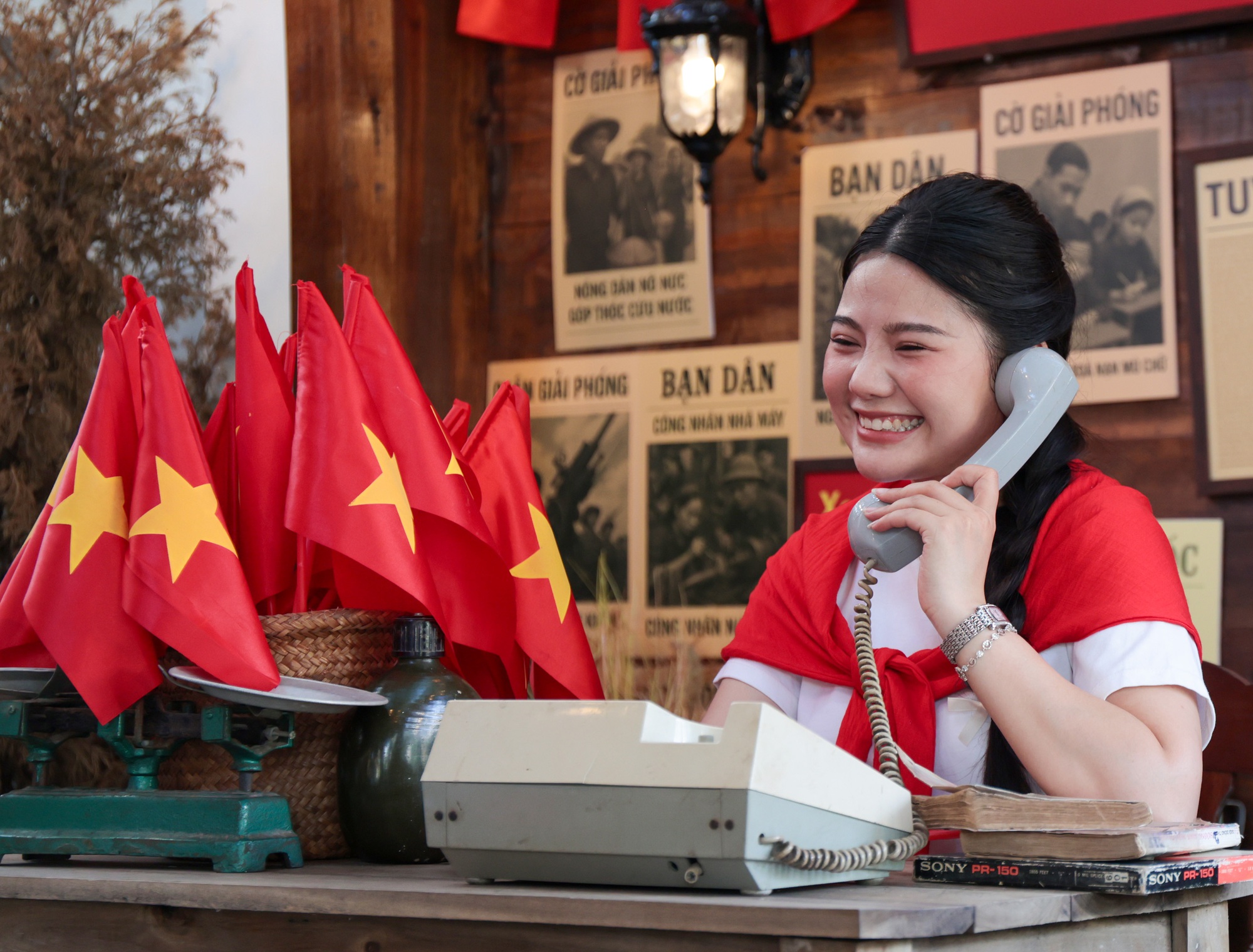 Hà Nội đang bước vào "mùa đẹp nhất": Nhiều quán cà phê rực sắc đỏ tự hào, ai ai cũng háo hức chụp ảnh kỷ niệm trước thềm 2/9- Ảnh 8.