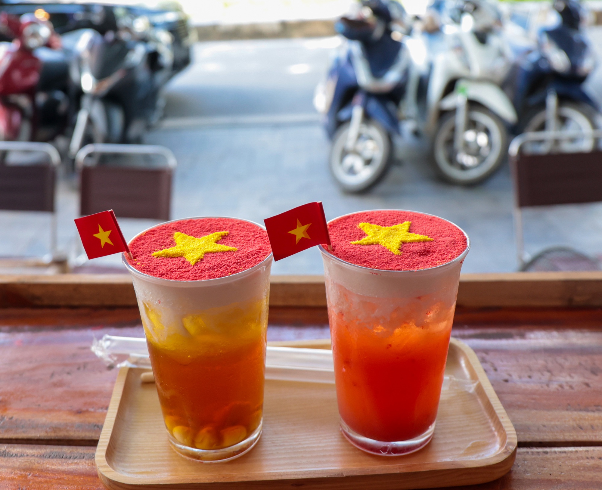 Hà Nội đang bước vào "mùa đẹp nhất": Nhiều quán cà phê rực sắc đỏ tự hào, ai ai cũng háo hức chụp ảnh kỷ niệm trước thềm 2/9- Ảnh 12.