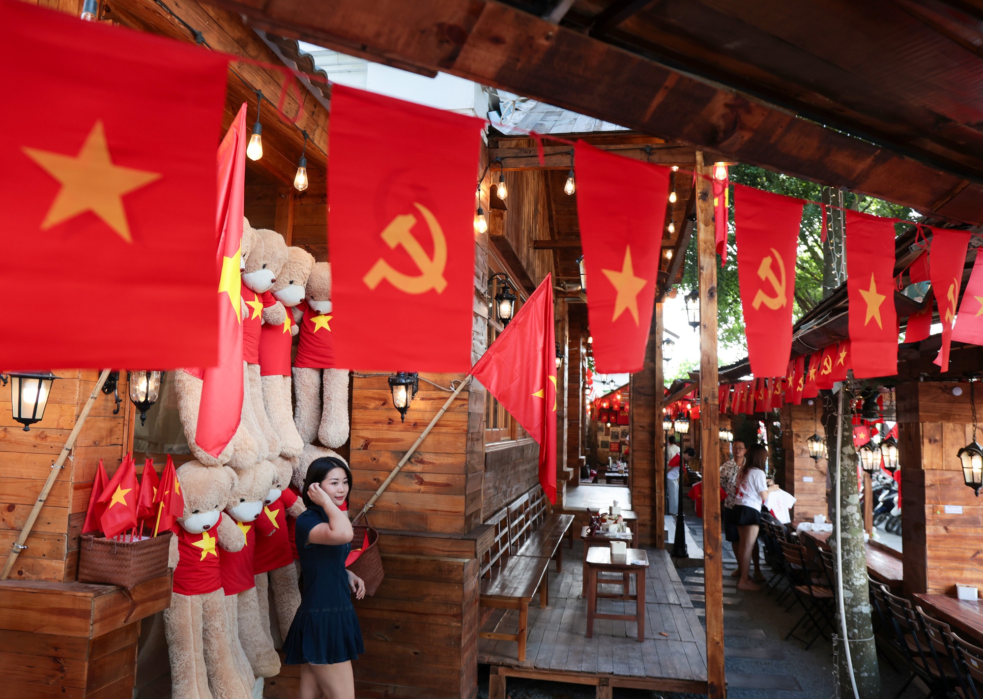 Hà Nội đang bước vào "mùa đẹp nhất": Nhiều quán cà phê rực sắc đỏ tự hào, ai ai cũng háo hức chụp ảnh kỷ niệm trước thềm 2/9- Ảnh 2.