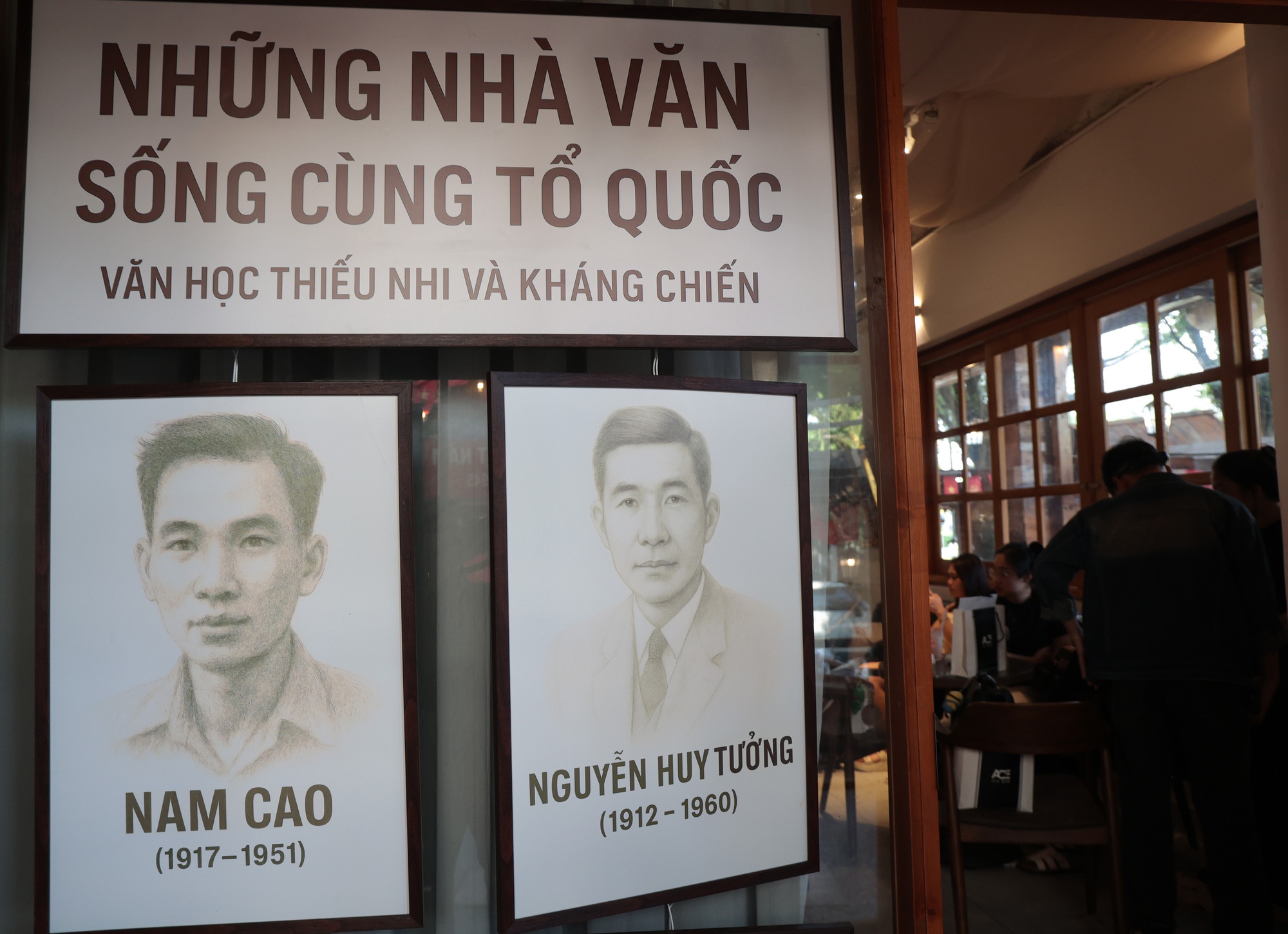 Hà Nội đang bước vào "mùa đẹp nhất": Nhiều quán cà phê rực sắc đỏ tự hào, ai ai cũng háo hức chụp ảnh kỷ niệm trước thềm 2/9- Ảnh 13.