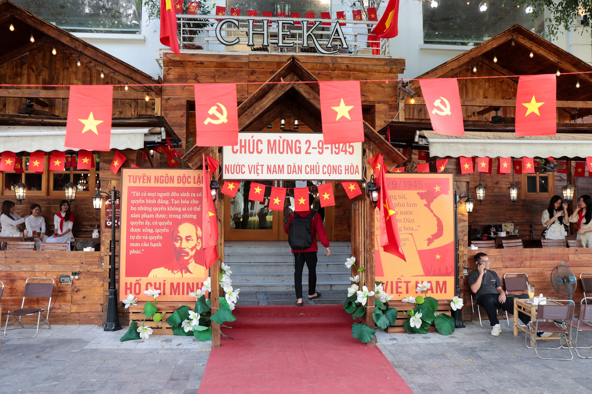 Hà Nội đang bước vào "mùa đẹp nhất": Nhiều quán cà phê rực sắc đỏ tự hào, ai ai cũng háo hức chụp ảnh kỷ niệm trước thềm 2/9- Ảnh 1.