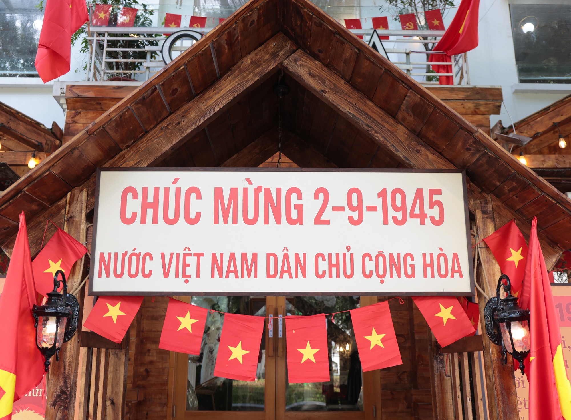 Hà Nội đang bước vào "mùa đẹp nhất": Nhiều quán cà phê rực sắc đỏ tự hào, ai ai cũng háo hức chụp ảnh kỷ niệm trước thềm 2/9- Ảnh 10.