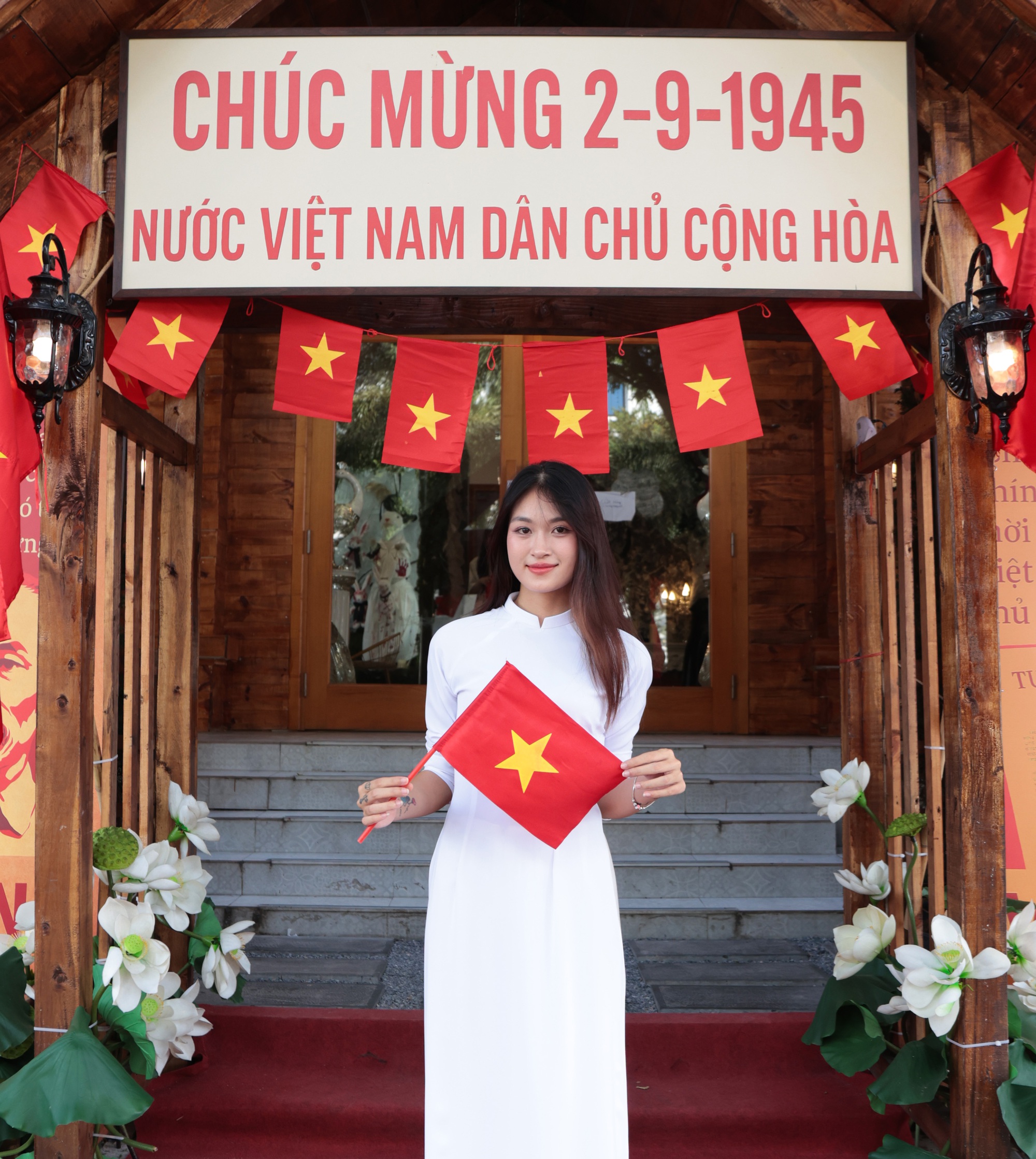 Hà Nội đang bước vào "mùa đẹp nhất": Nhiều quán cà phê rực sắc đỏ tự hào, ai ai cũng háo hức chụp ảnh kỷ niệm trước thềm 2/9- Ảnh 11.