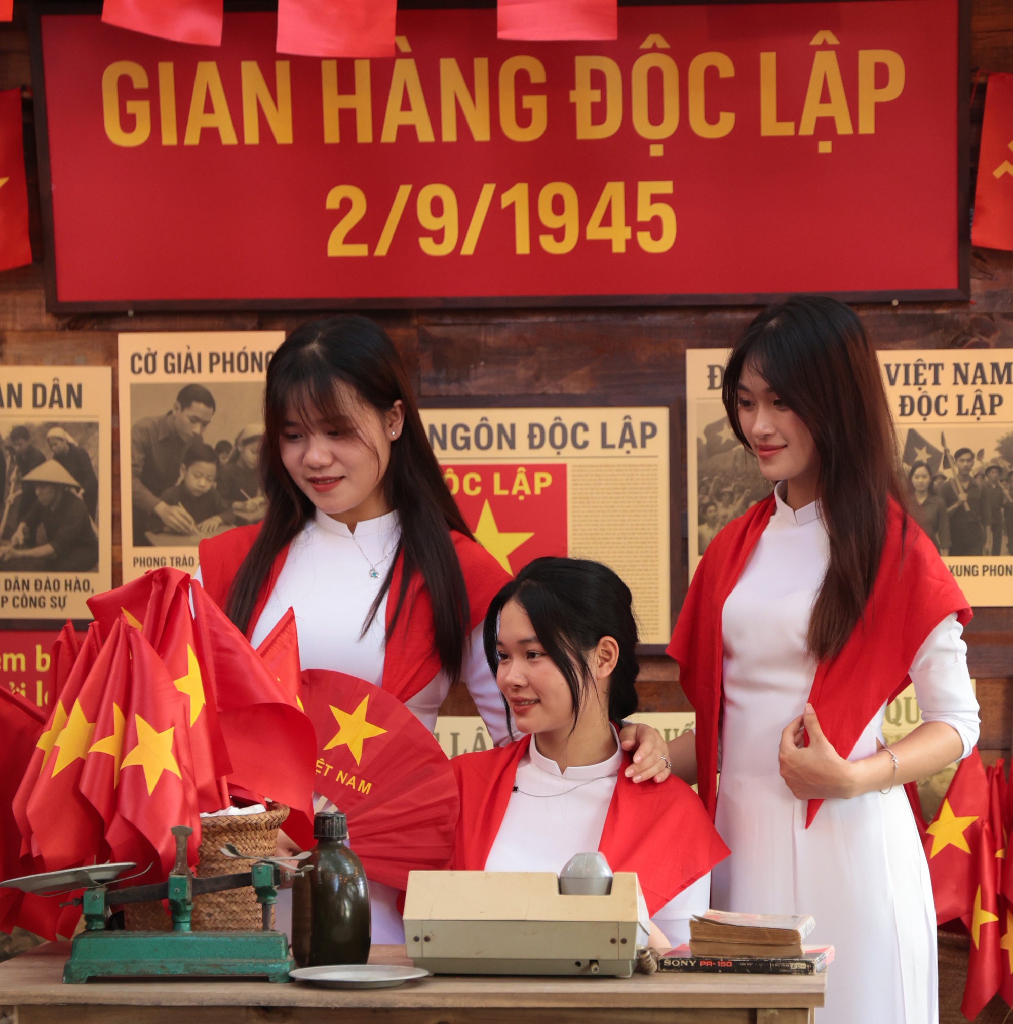 Hà Nội đang bước vào "mùa đẹp nhất": Nhiều quán cà phê rực sắc đỏ tự hào, ai ai cũng háo hức chụp ảnh kỷ niệm trước thềm 2/9- Ảnh 6.