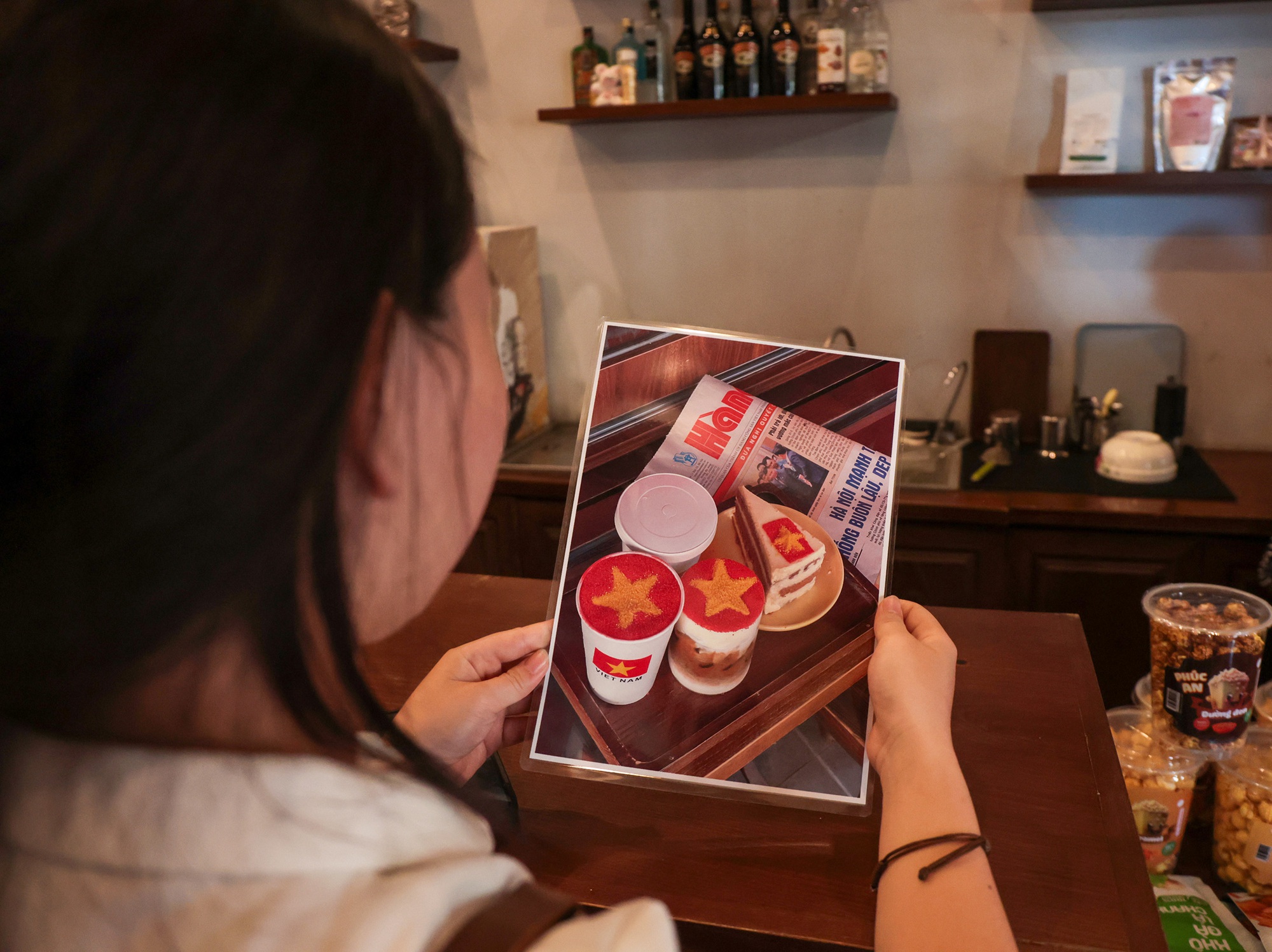 Hà Nội đang bước vào "mùa đẹp nhất": Nhiều quán cà phê rực sắc đỏ tự hào, ai ai cũng háo hức chụp ảnh kỷ niệm trước thềm 2/9- Ảnh 24.