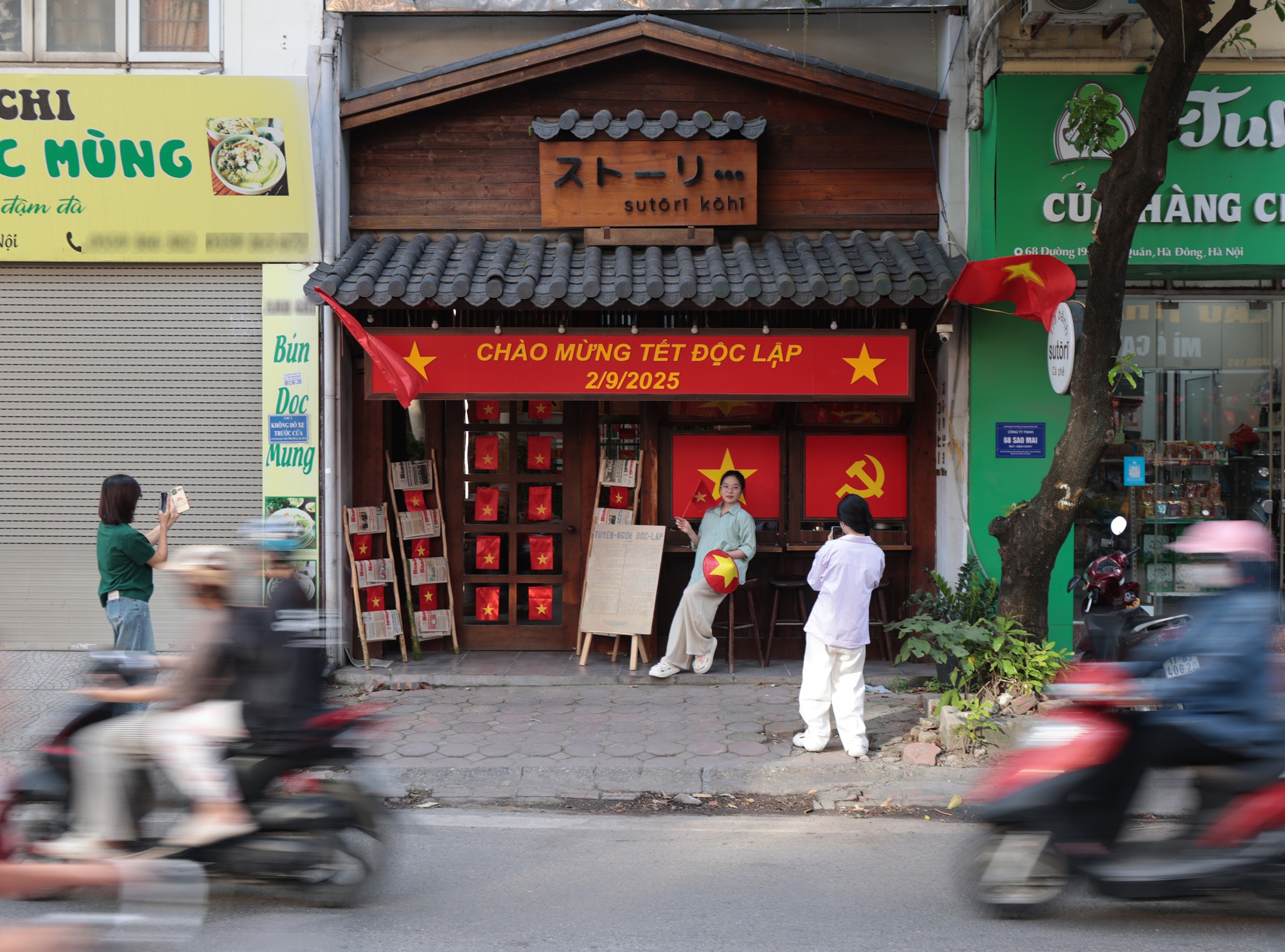 Hà Nội đang bước vào "mùa đẹp nhất": Nhiều quán cà phê rực sắc đỏ tự hào, ai ai cũng háo hức chụp ảnh kỷ niệm trước thềm 2/9- Ảnh 22.