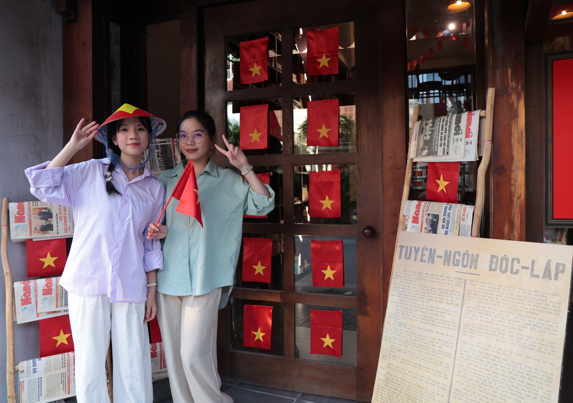 Hà Nội đang bước vào "mùa đẹp nhất": Nhiều quán cà phê rực sắc đỏ tự hào, ai ai cũng háo hức chụp ảnh kỷ niệm trước thềm 2/9- Ảnh 23.