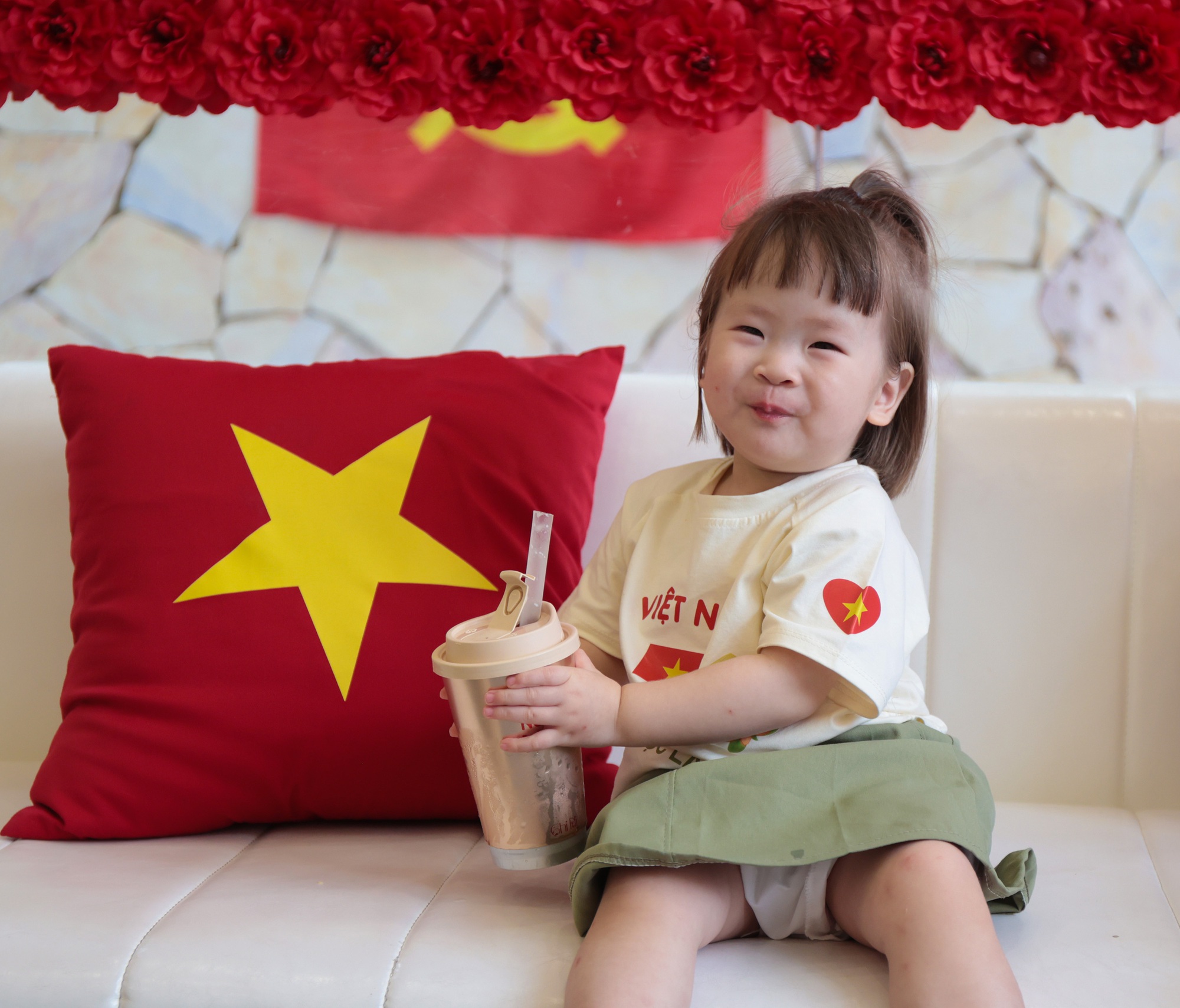 Hà Nội đang bước vào "mùa đẹp nhất": Nhiều quán cà phê rực sắc đỏ tự hào, ai ai cũng háo hức chụp ảnh kỷ niệm trước thềm 2/9- Ảnh 17.