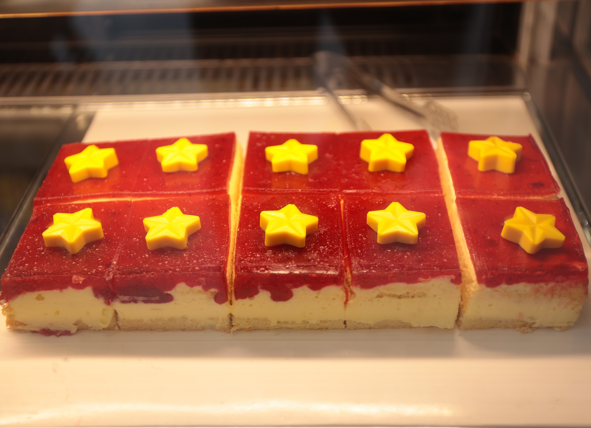 Hà Nội đang bước vào "mùa đẹp nhất": Nhiều quán cà phê rực sắc đỏ tự hào, ai ai cũng háo hức chụp ảnh kỷ niệm trước thềm 2/9- Ảnh 18.