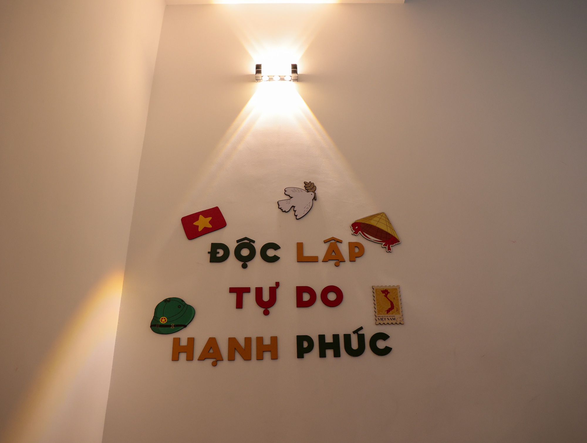 Hà Nội đang bước vào "mùa đẹp nhất": Nhiều quán cà phê rực sắc đỏ tự hào, ai ai cũng háo hức chụp ảnh kỷ niệm trước thềm 2/9- Ảnh 20.