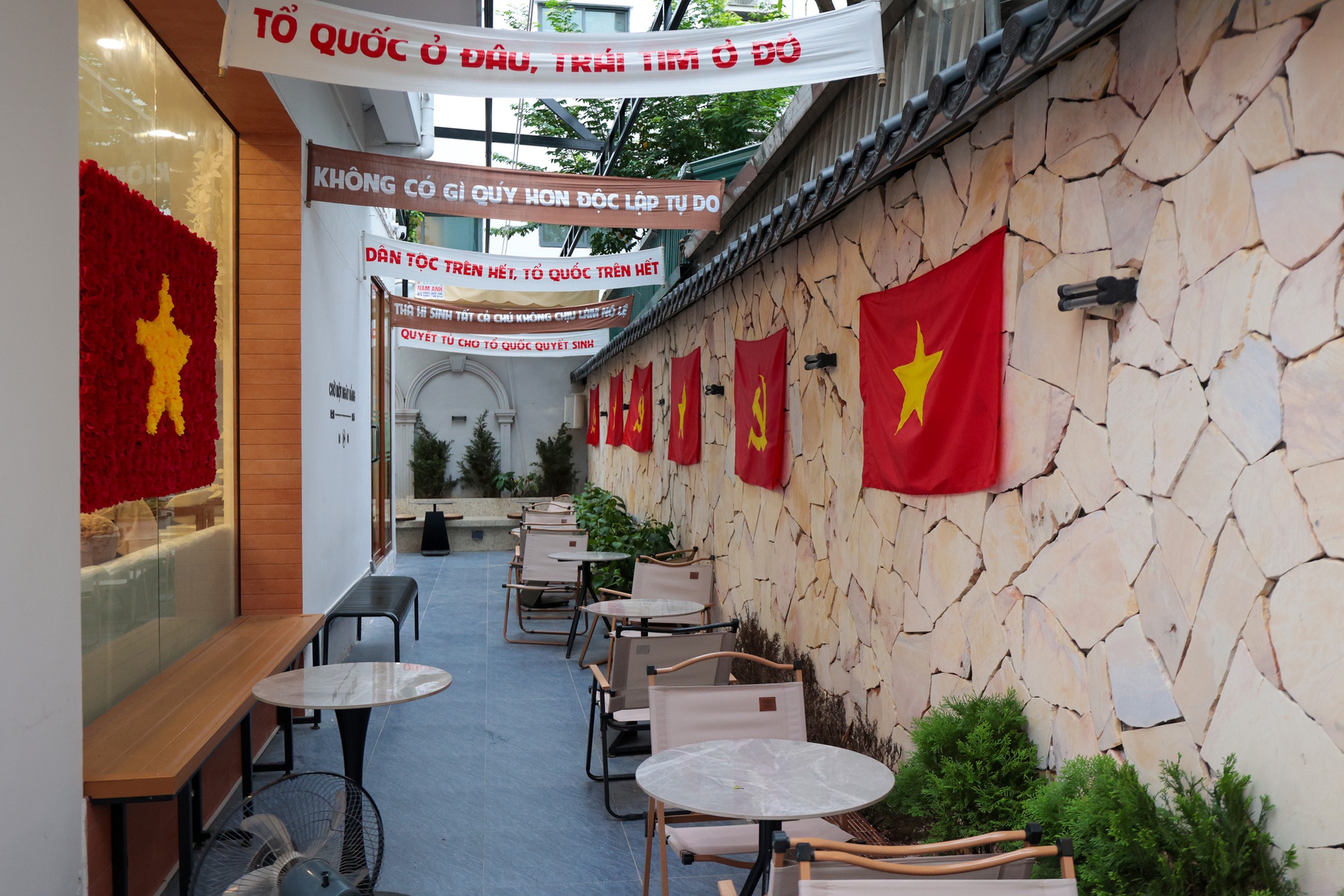 Hà Nội đang bước vào "mùa đẹp nhất": Nhiều quán cà phê rực sắc đỏ tự hào, ai ai cũng háo hức chụp ảnh kỷ niệm trước thềm 2/9- Ảnh 15.