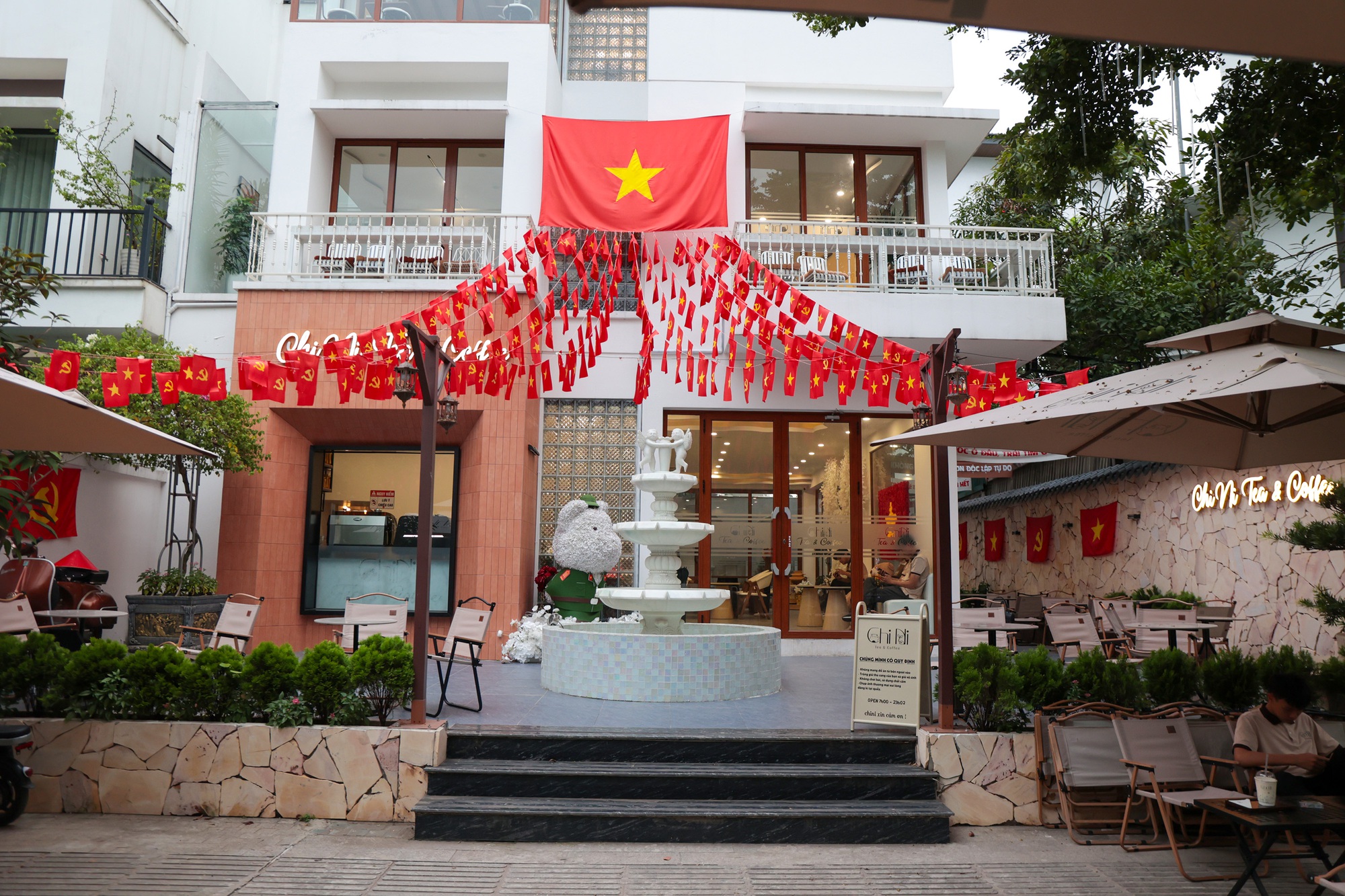 Hà Nội đang bước vào "mùa đẹp nhất": Nhiều quán cà phê rực sắc đỏ tự hào, ai ai cũng háo hức chụp ảnh kỷ niệm trước thềm 2/9- Ảnh 14.