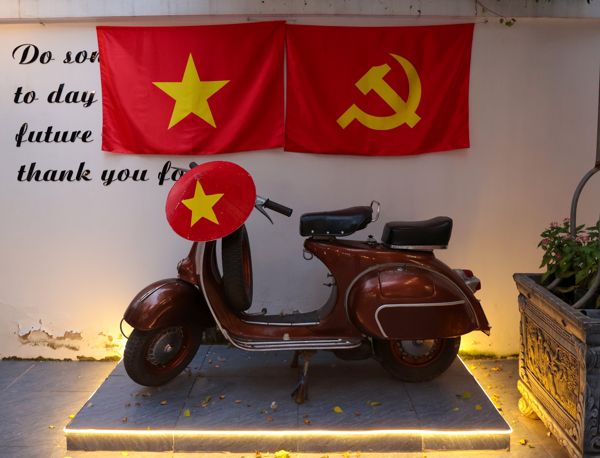 Hà Nội đang bước vào "mùa đẹp nhất": Nhiều quán cà phê rực sắc đỏ tự hào, ai ai cũng háo hức chụp ảnh kỷ niệm trước thềm 2/9- Ảnh 16.