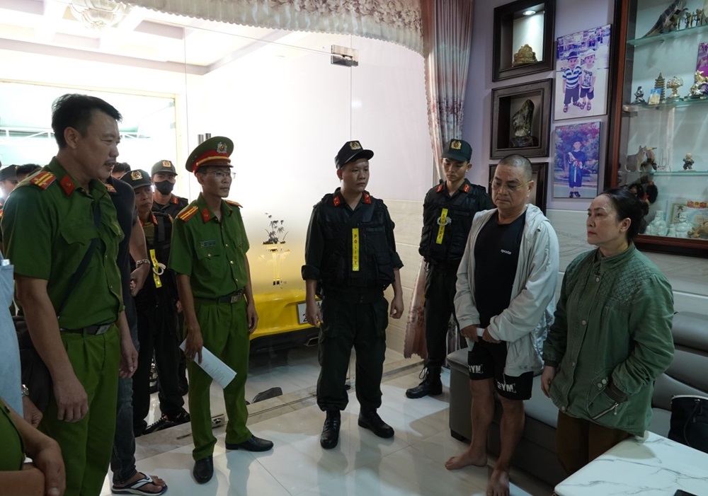 Khám xét nơi ở của vợ chồng Đoàn Bảy, Lâm Hán Tiến: Công an tịch thu lượng lớn tiền mặt, 8 sổ tiết kiệm trị giá 84 tỷ đồng, cùng nhiều giấy tờ nhà đất- Ảnh 1.