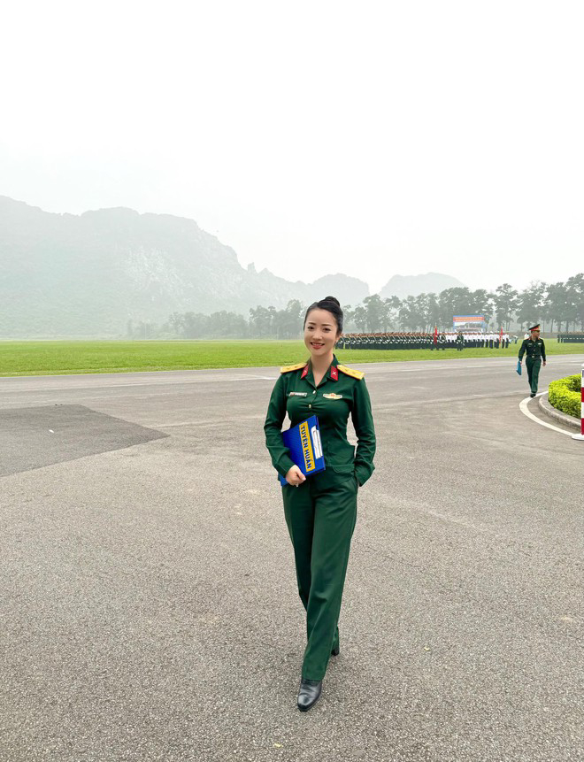 Giọng đọc miền Nam hiếm hoi trong lễ diễu binh 2/9: Là Thượng úy, mẹ 3 con vẫn xinh đẹp- Ảnh 1.