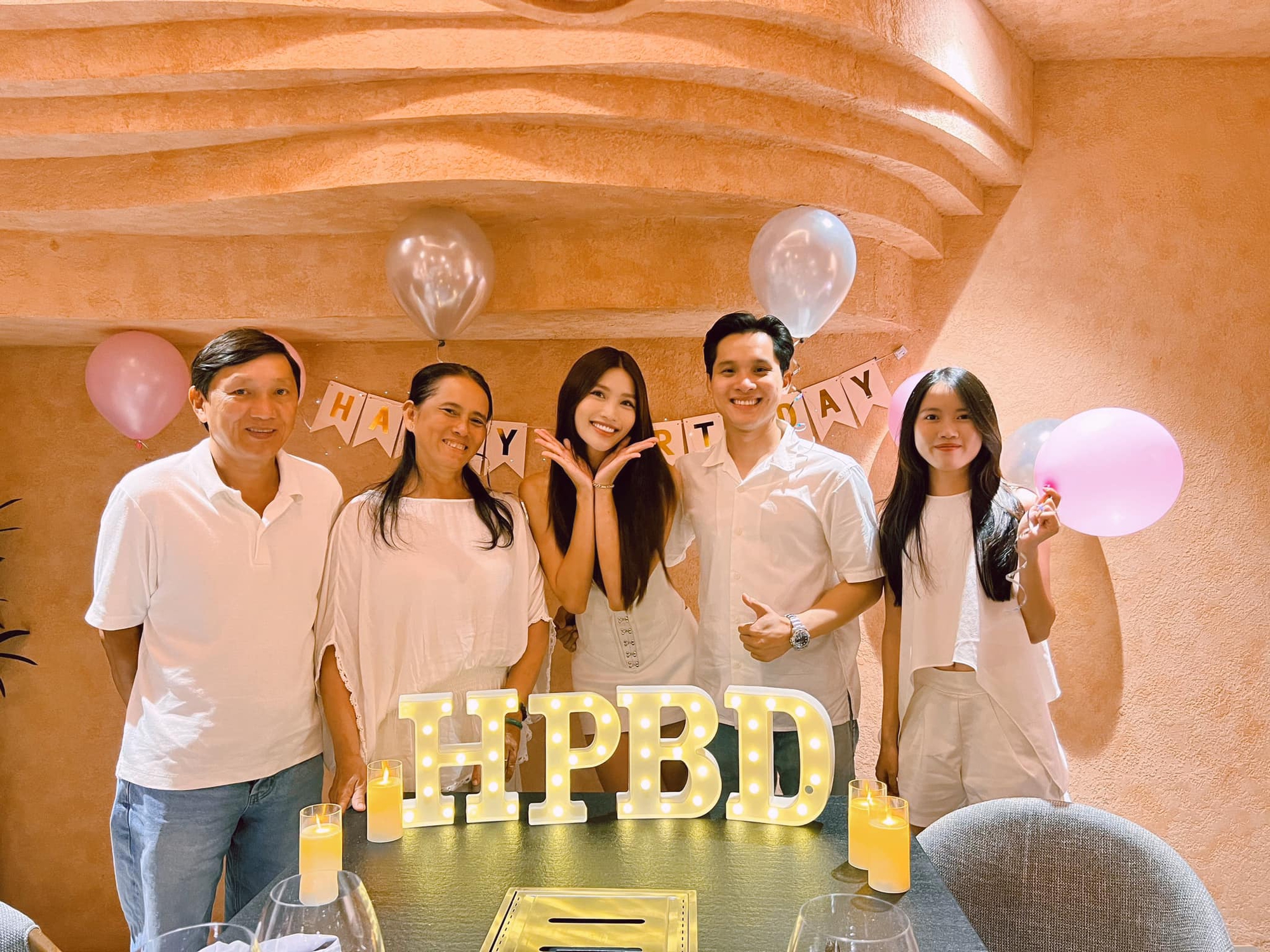 Chồng sắp cưới của Á hậu Chế Nguyễn Quỳnh Châu: Doanh nhân kín tiếng, visual và gia thế 